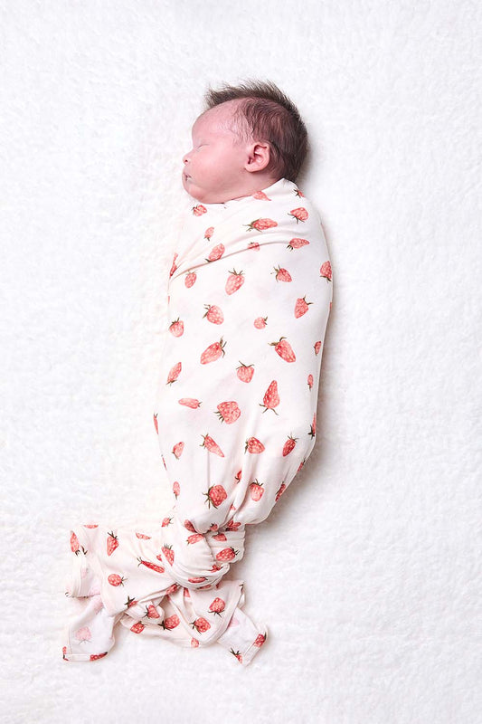 Baby in een Tula Baby Tencel Babydeken Strawberry