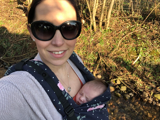 Ein Selfie von einer Mutter mit ihrem Neugeborenen.