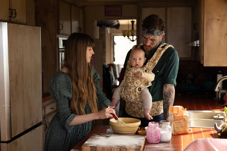 Familie Mansfields in ihrer Küche mit ihrem Baby in einer Tula Explore Babytrage