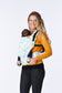 Ein Baby und seine Mutter benutzen den ergonomischen Tula Free-to-Grow Babytrage Unisaurus in der Fronttrageposition.