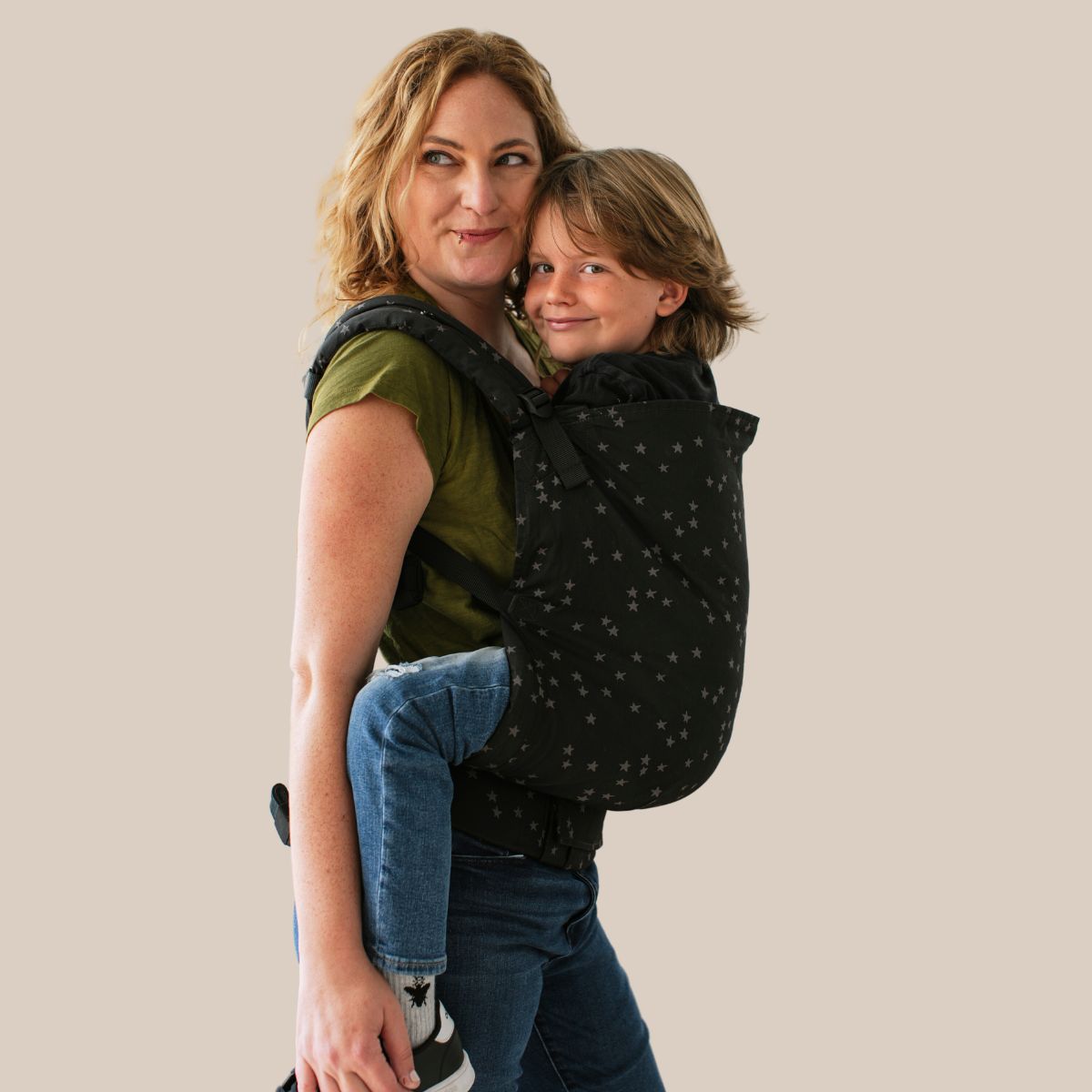 Äiti kantaa poikaansa edessä Tula Preschool -kantorepussa