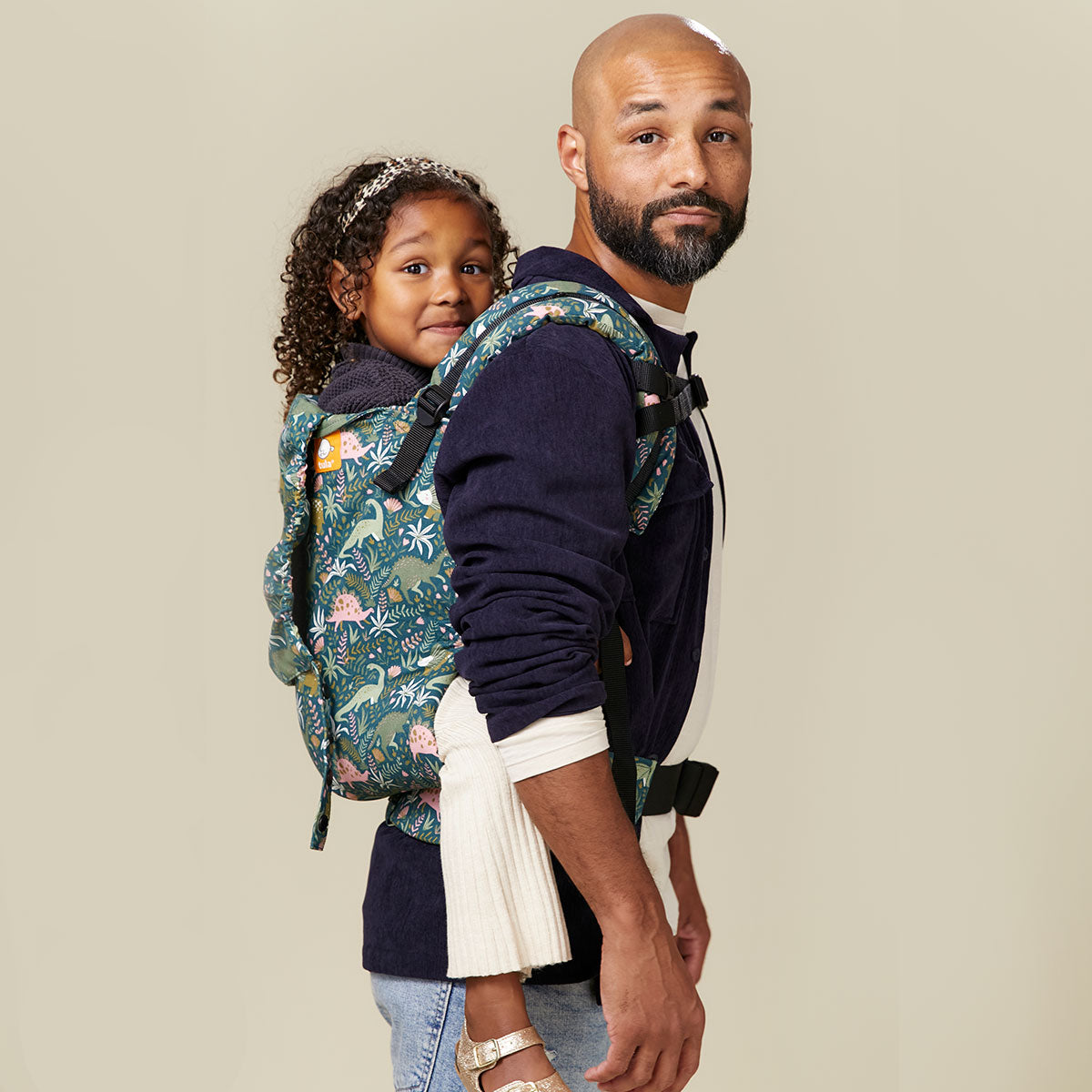 Isä kantaa tytärtään selässään Tula Preschool -kantorepussa