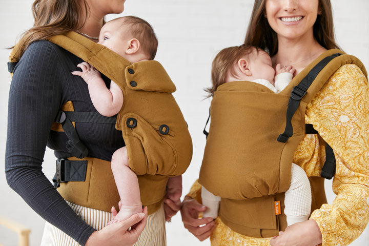 Kaksi äitiä kantaa vauvojaan Tula Explore ja Tula Free-to-Grow kantorepuissa