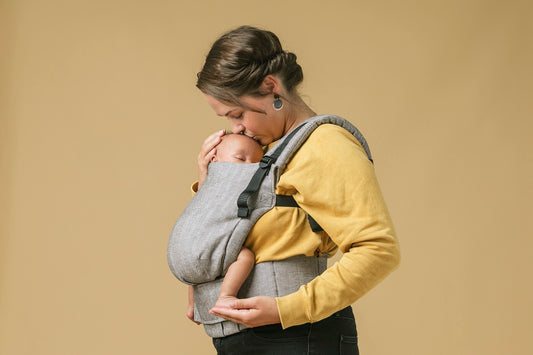 Une mère et son enfant en train de se câliner.