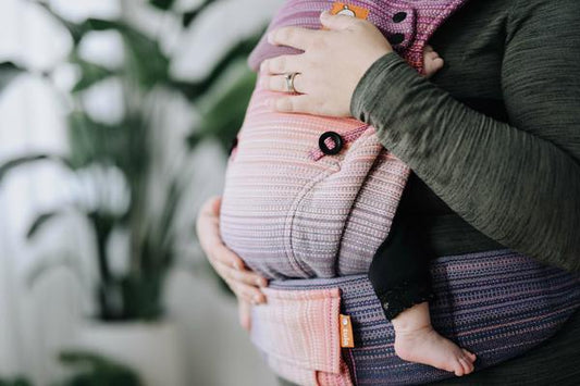 Gros plan sur un porte-bébé Signature de Tula.