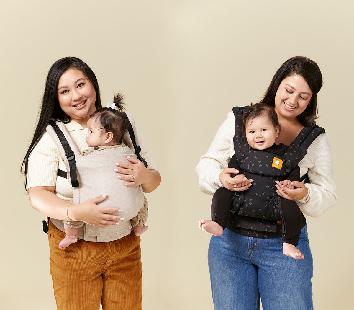 Deux mamans portent leurs enfants dans les porte-bébés Free-to-Grow et Explore et dans deux positions différentes.