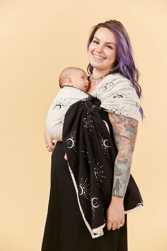 Maman avec son petit bébé dans l'écharpe de portage Tula Ring Sling