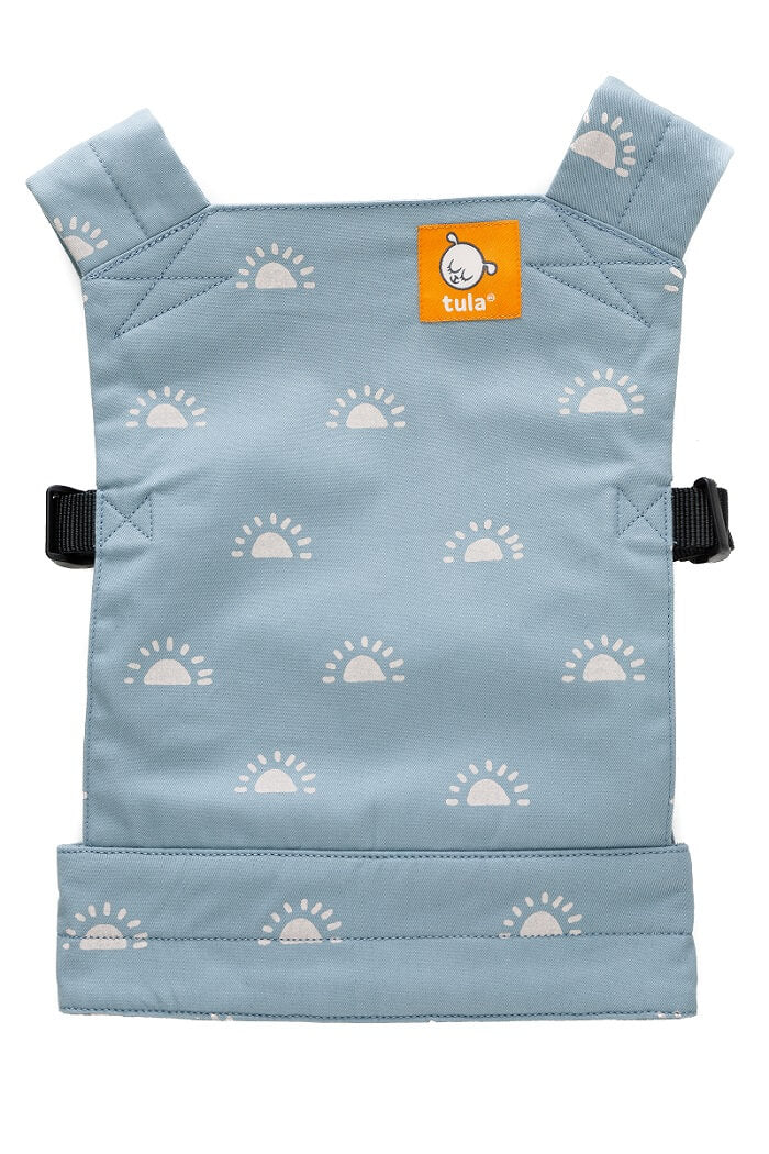 Un porte-bébe poupon  Tula pour les enfants en bleu clair avec des illustrations d'un lever de soleil.