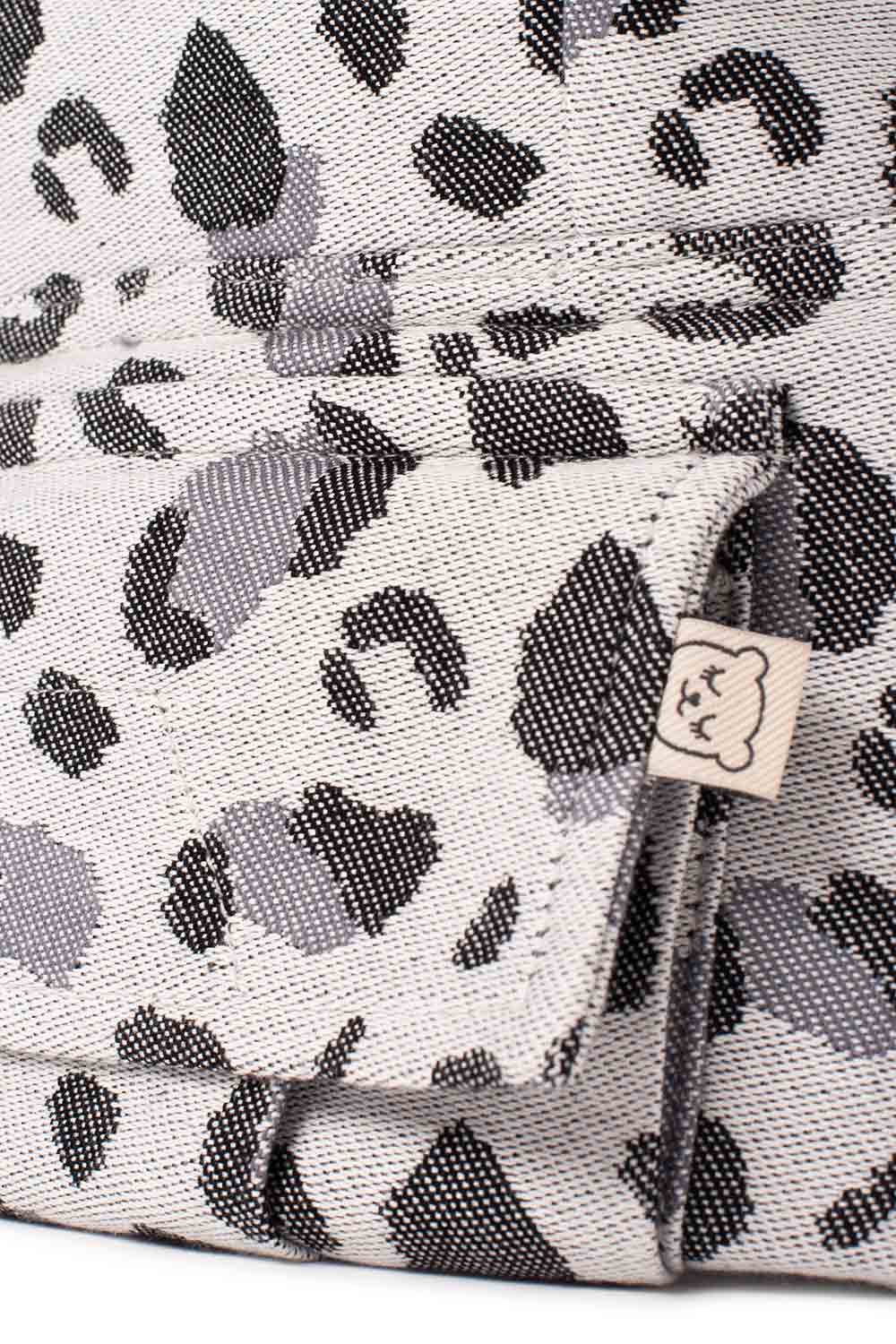 Snow Leopard - Porta-bebé para bebé em tecido com Signature